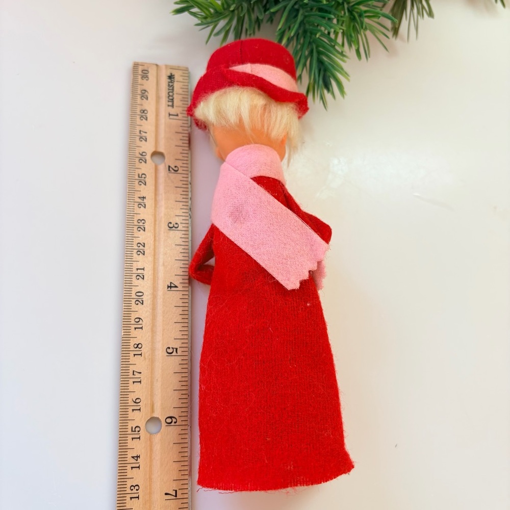 Vintage MCM Christmas Floral Arrangement  Felt Doll Carolers Plastic Greenery - Picture 3 of 7